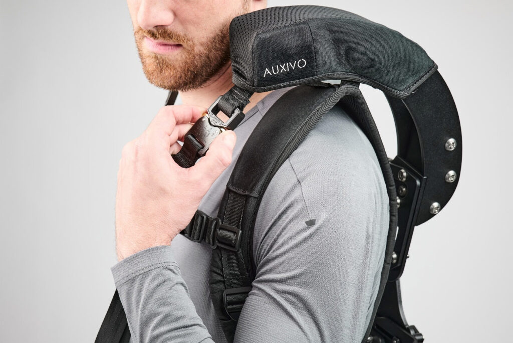 Auxivo CarrySuitTeherhordást segítő exoskeleton